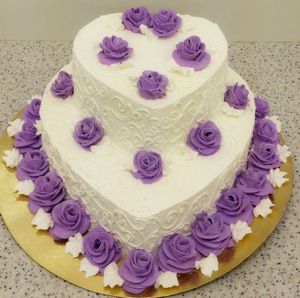 Двухъярусный свадебный торт в виде сердца с фиолетовыми розами